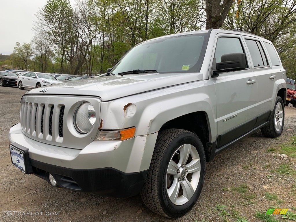 2011 Patriot Latitude 4x4 - Bright Silver Metallic / Dark Slate Gray/Light Pebble photo #3