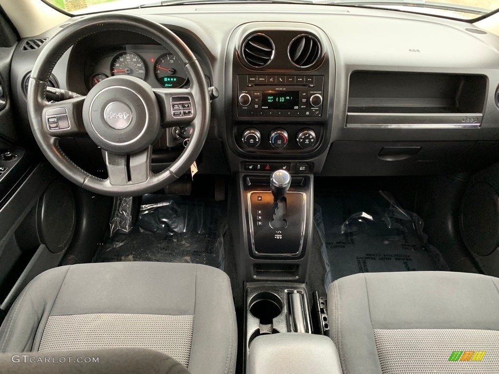 2011 Patriot Latitude 4x4 - Bright Silver Metallic / Dark Slate Gray/Light Pebble photo #11