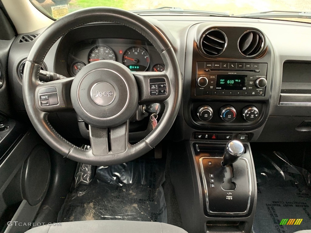 2011 Patriot Latitude 4x4 - Bright Silver Metallic / Dark Slate Gray/Light Pebble photo #12