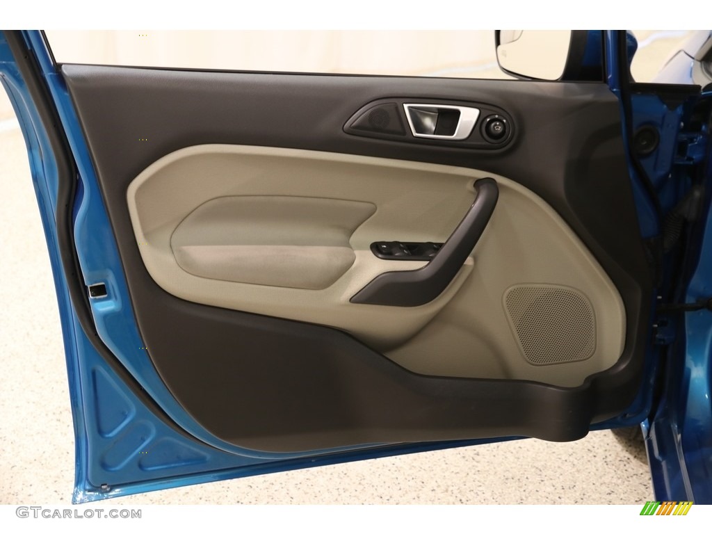 2015 Ford Fiesta SE Sedan Medium Light Stone Door Panel Photo #133118972