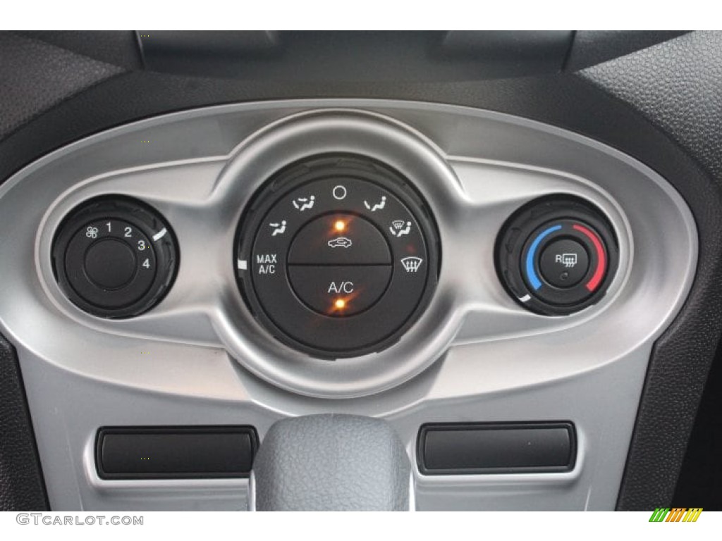 2019 Ford Fiesta SE Hatchback Controls Photo #133124630