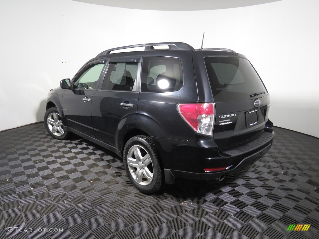 2010 Forester 2.5 X Premium - Obsidian Black Pearl / Platinum photo #10