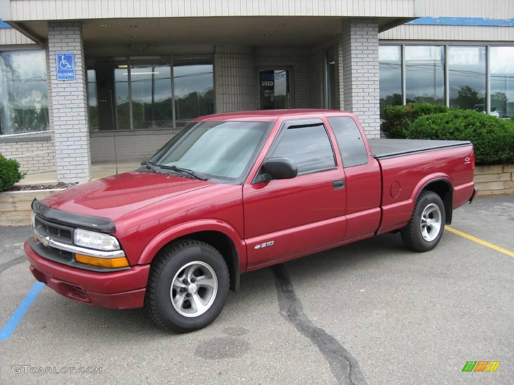 2001 S10 LS Extended Cab - Dark Cherry Red Metallic / Medium Gray photo #1