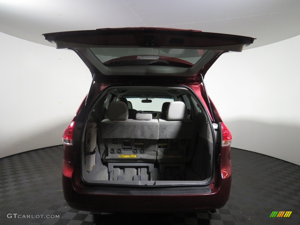 2014 Sienna LE - Salsa Red Pearl / Light Gray photo #12