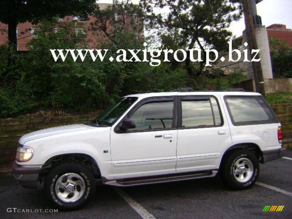 1997 Explorer XLT 4x4 - Oxford White / Medium Graphite photo #1