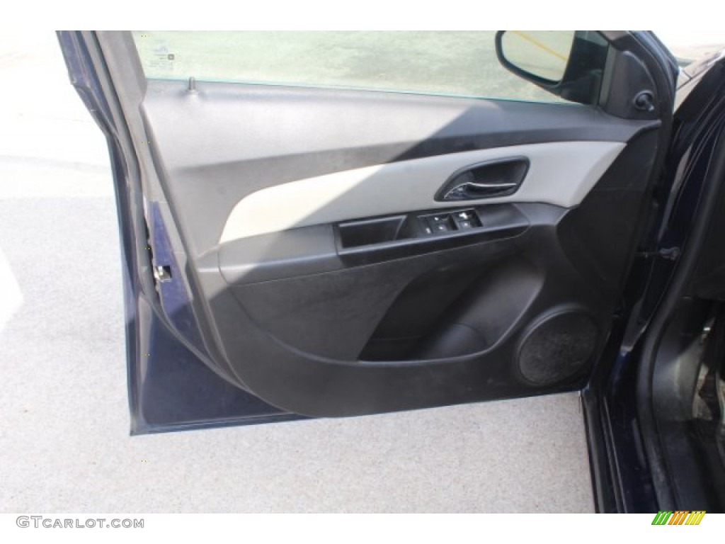 2011 Cruze LS - Imperial Blue Metallic / Jet Black/Medium Titanium photo #11