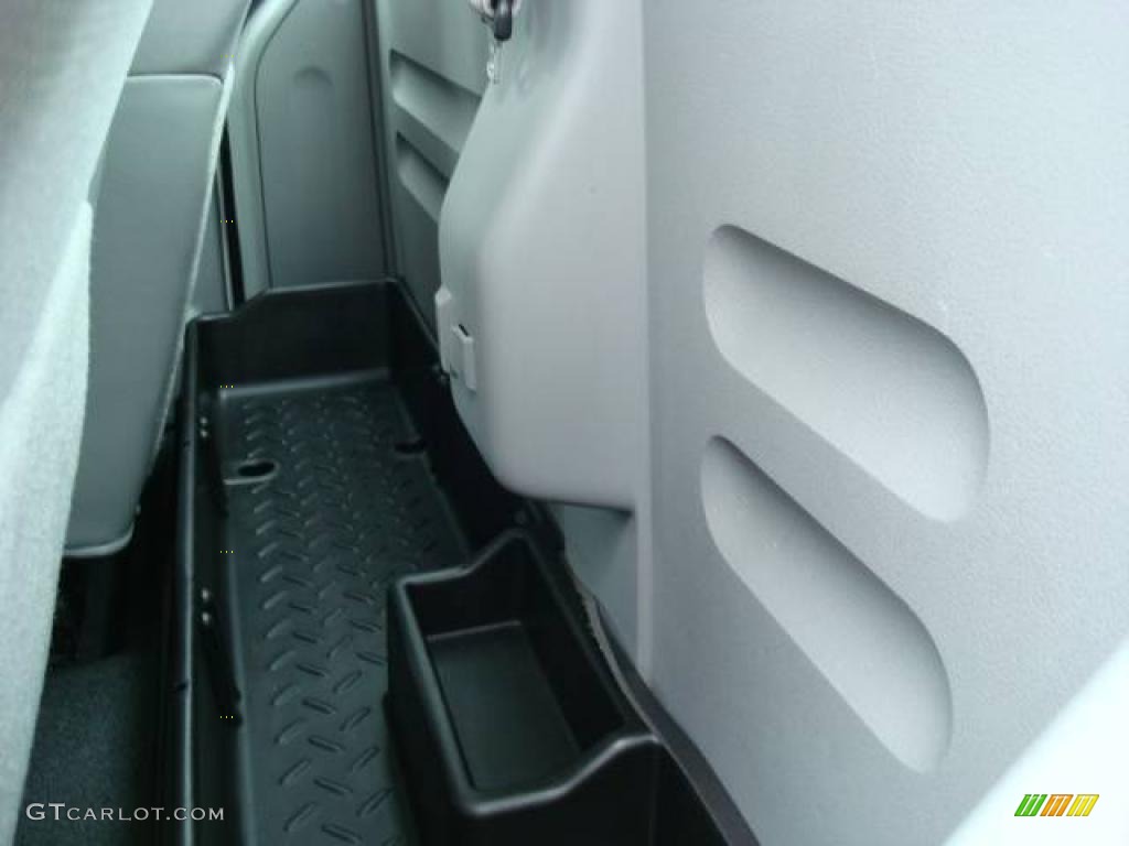 2006 F150 XL Regular Cab - Oxford White / Medium Flint photo #17
