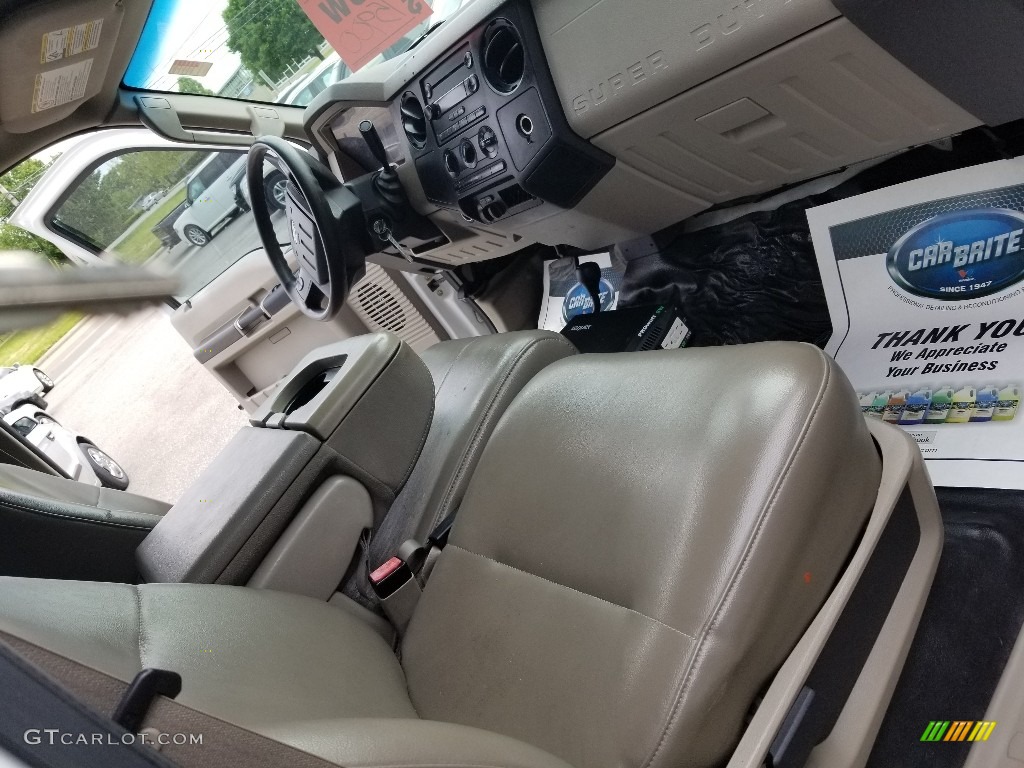 2008 F350 Super Duty XL Crew Cab 4x4 - Oxford White / Camel photo #18