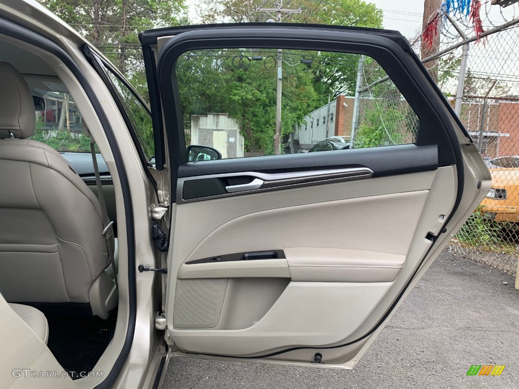 2019 Ford Fusion SEL Medium Light Stone Door Panel Photo #133333997