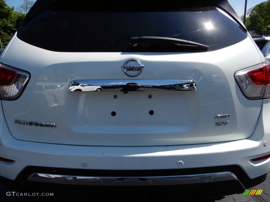 2013 Pathfinder SV 4x4 - Moonlight White / Almond photo #16