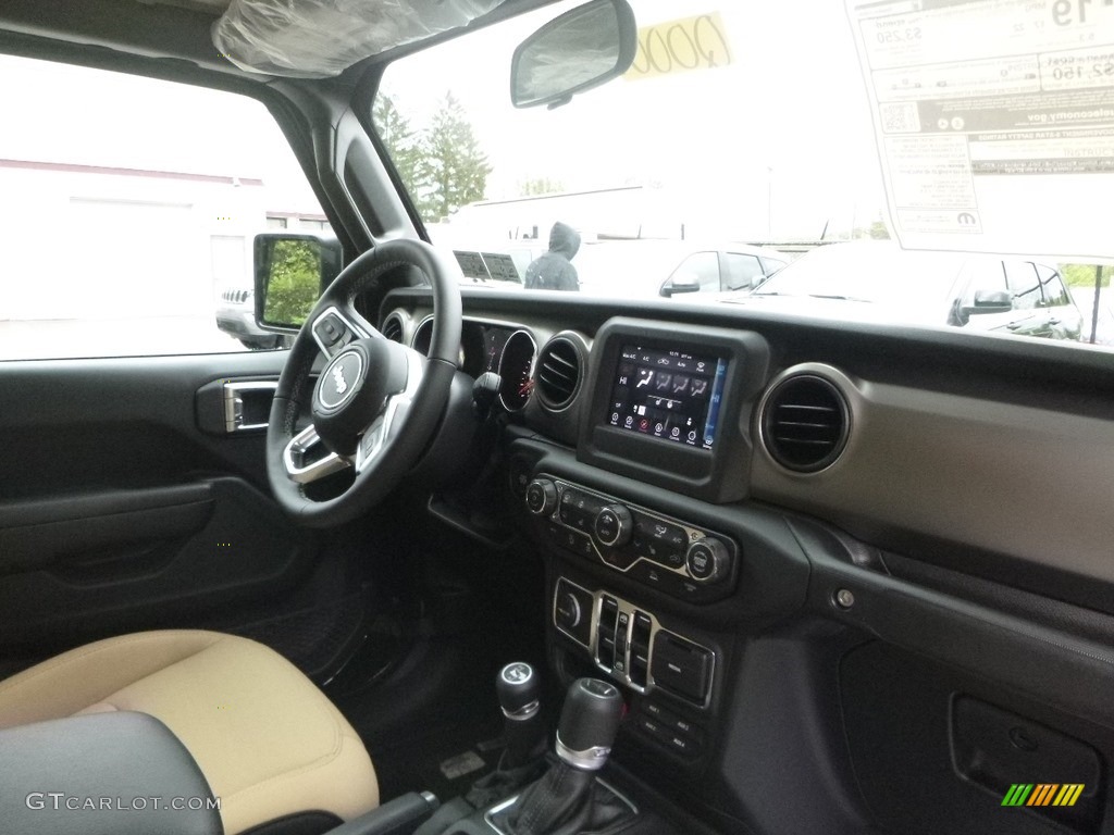 2020 Jeep Gladiator Sport 4x4 Black/Heritage Tan Dashboard Photo #133347771