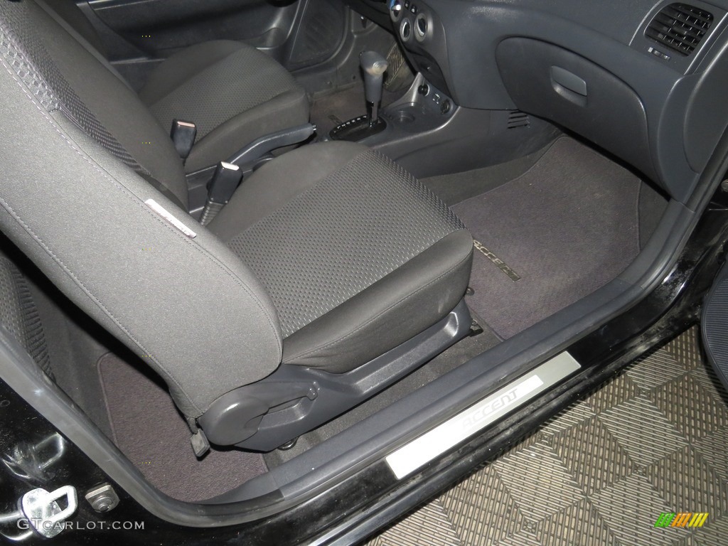 2011 Accent GS 3 Door - Ebony Black / Black photo #25