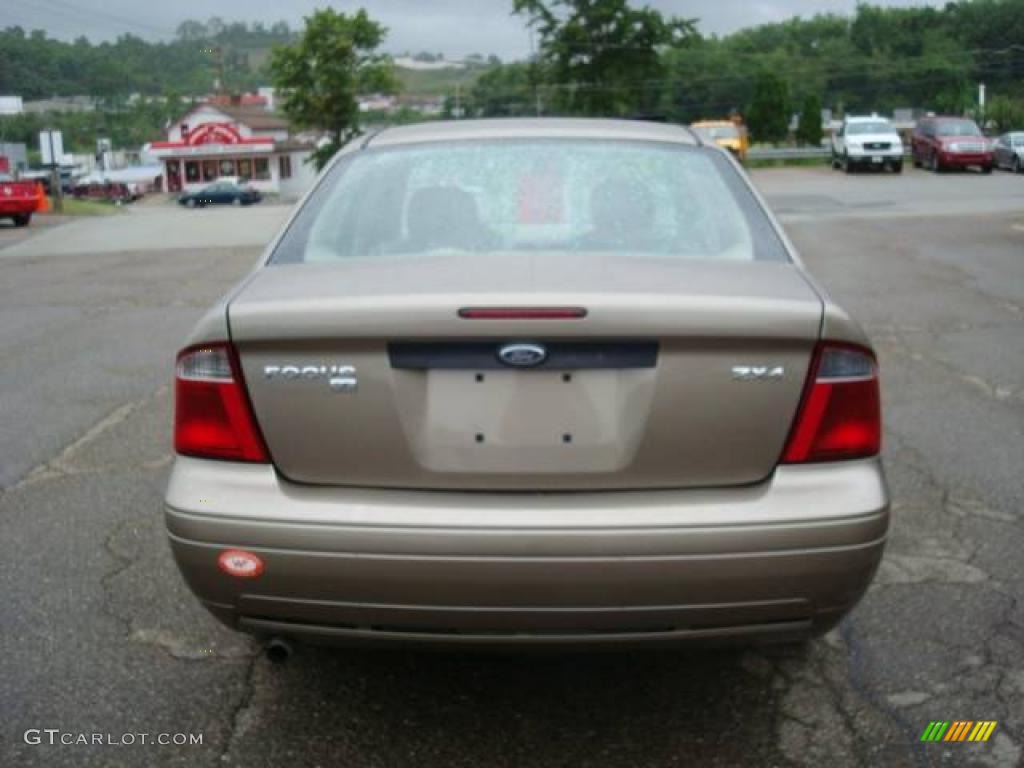 2005 Focus ZX4 SE Sedan - Arizona Beige Metallic / Dark Pebble/Light Pebble photo #3