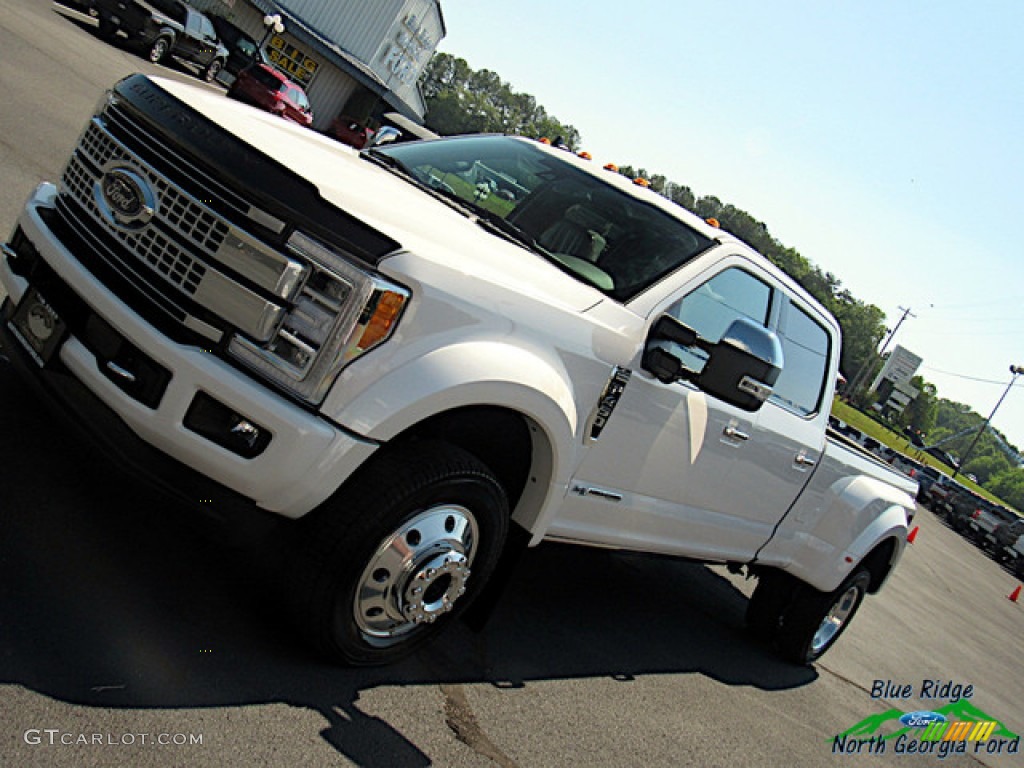 2019 F450 Super Duty Platinum Crew Cab 4x4 - White Platinum Metallic Tri-Coat / Black photo #38