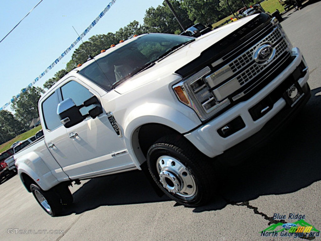 2019 F450 Super Duty Platinum Crew Cab 4x4 - White Platinum Metallic Tri-Coat / Black photo #39