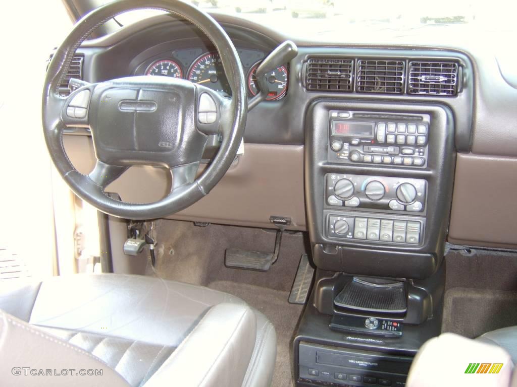 2000 Montana Vision - Light Taupe Metallic / Taupe photo #19