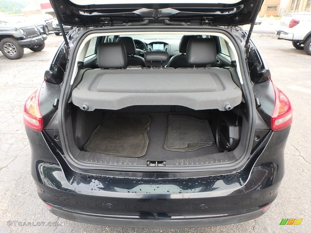 2018 Ford Focus Titanium Hatch Trunk Photo #133564636