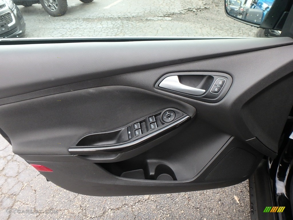 2018 Ford Focus Titanium Hatch Charcoal Black Door Panel Photo #133564903
