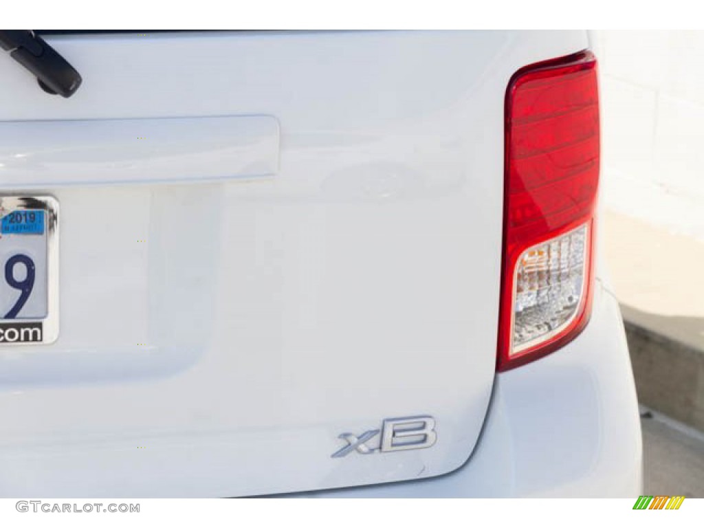 2013 xB  - Super White / Dark Gray photo #11