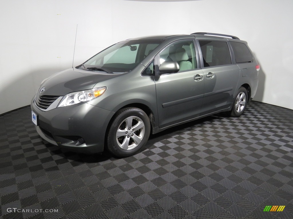 2013 Sienna LE - Cypress Green Pearl / Light Gray photo #7