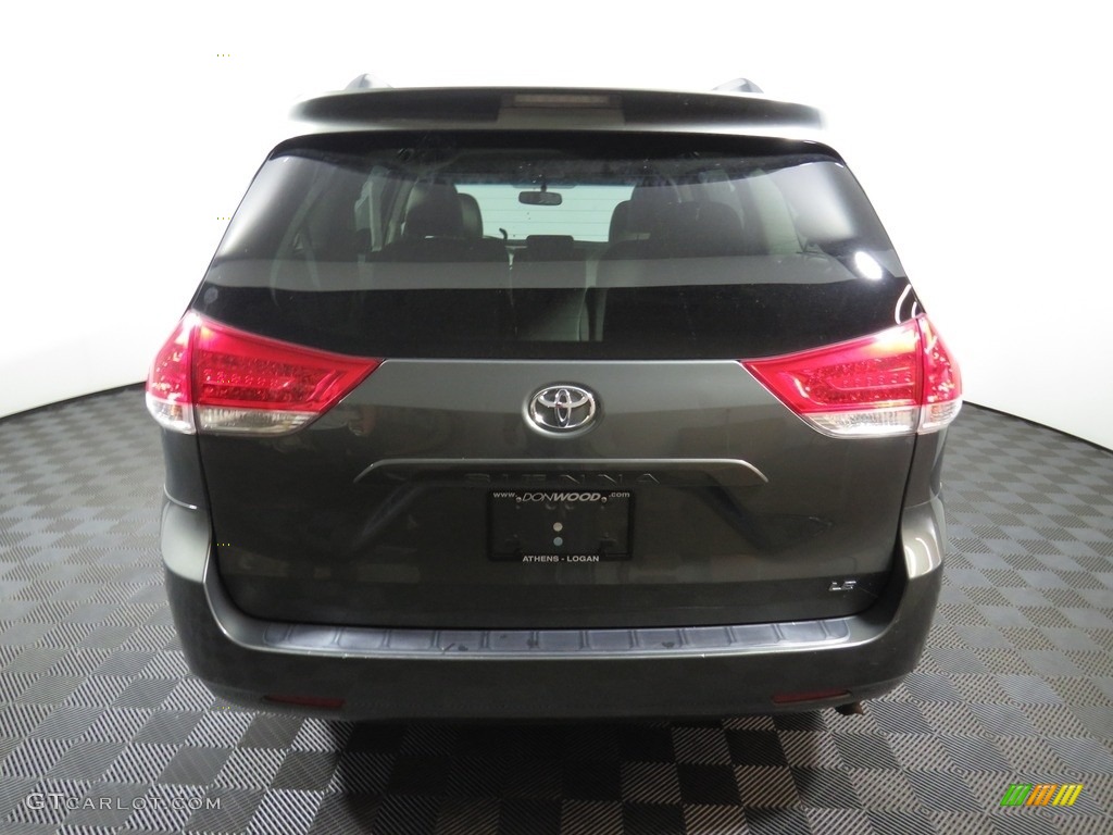 2013 Sienna LE - Cypress Green Pearl / Light Gray photo #11