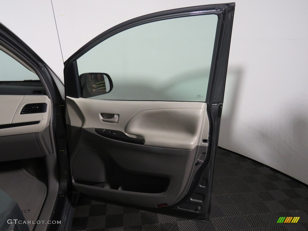 2013 Sienna LE - Cypress Green Pearl / Light Gray photo #30