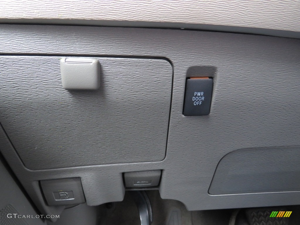 2013 Sienna LE - Cypress Green Pearl / Light Gray photo #37