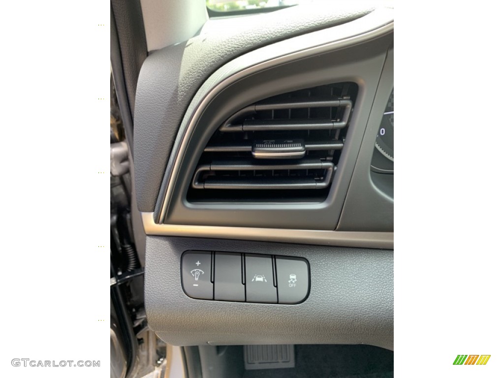 2020 Hyundai Elantra SE Controls Photo #133726505