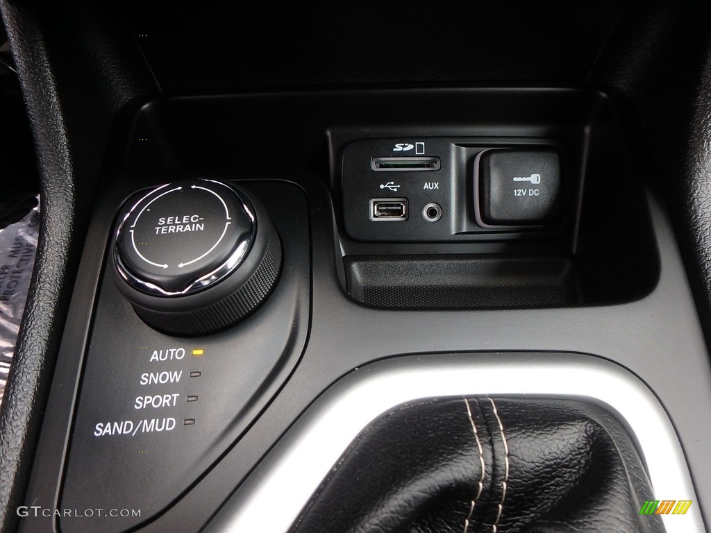 2018 Cherokee Latitude Plus 4x4 - Patriot Blue Pearl / Black photo #28