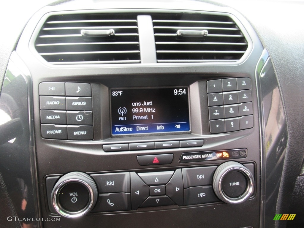 2018 Explorer XLT - Oxford White / Medium Stone photo #16