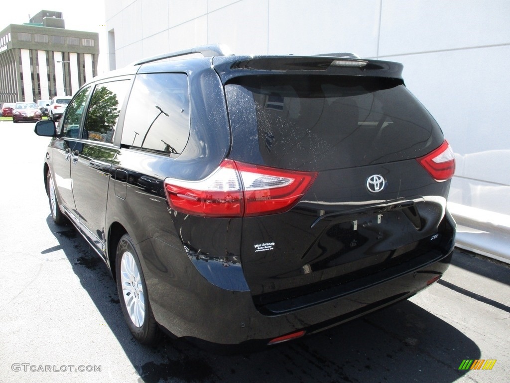2017 Sienna XLE - Midnight Black Metallic / Dark Bisque photo #3