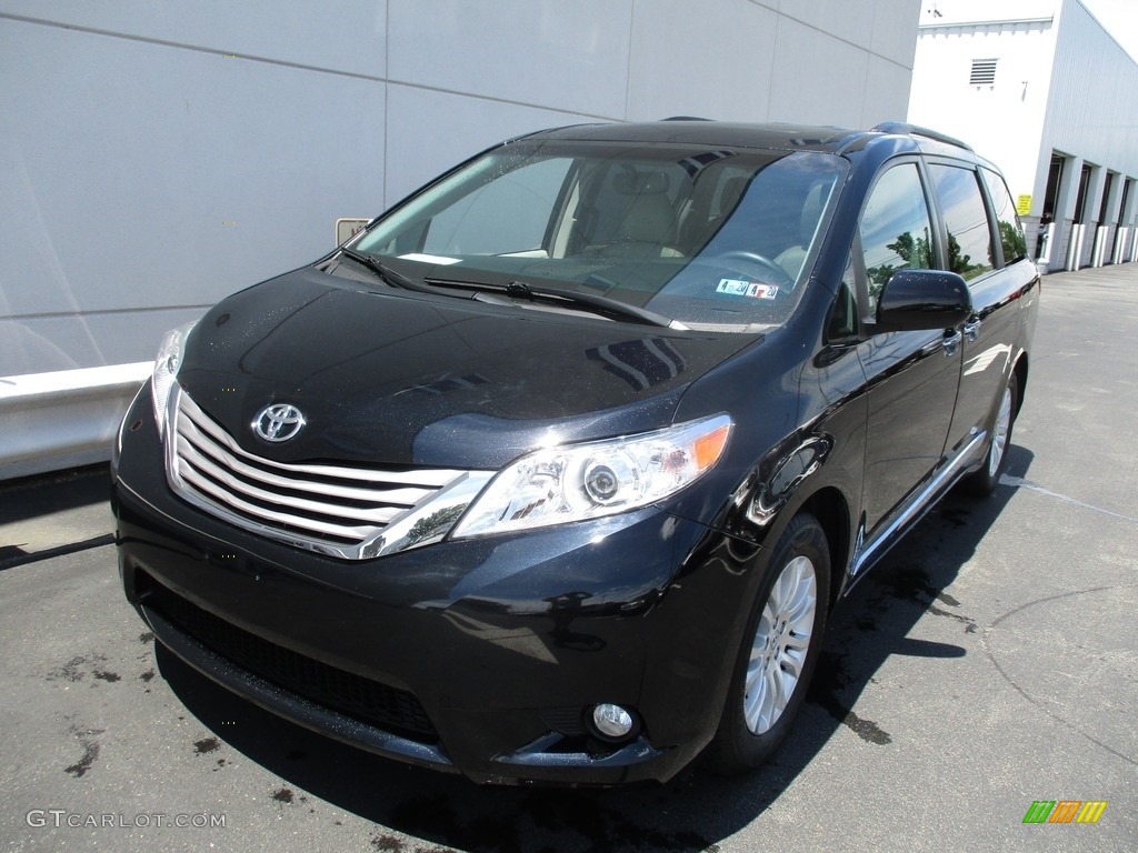 2017 Sienna XLE - Midnight Black Metallic / Dark Bisque photo #9