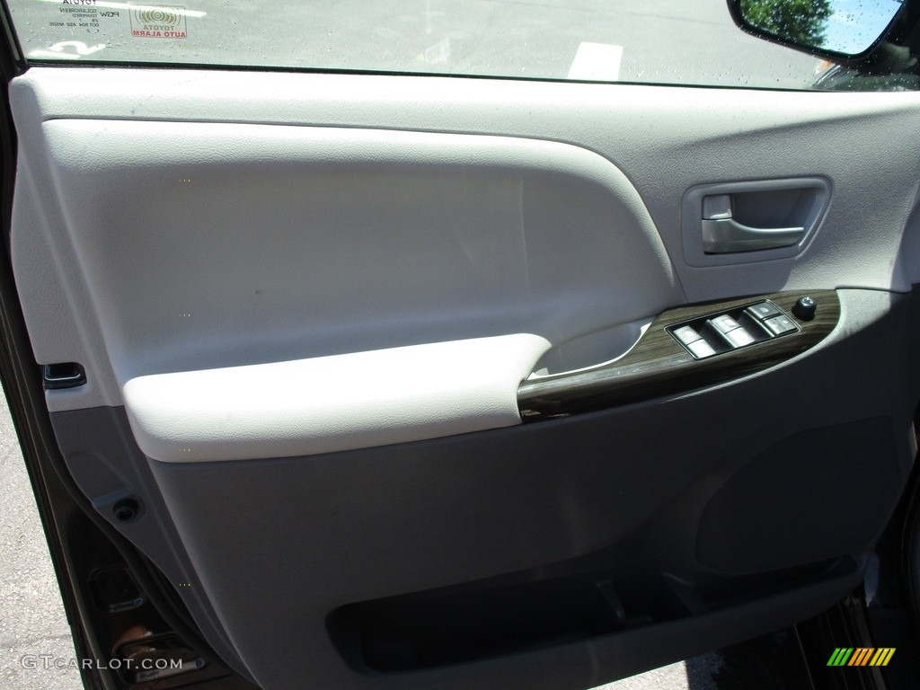 2017 Sienna XLE - Midnight Black Metallic / Dark Bisque photo #10