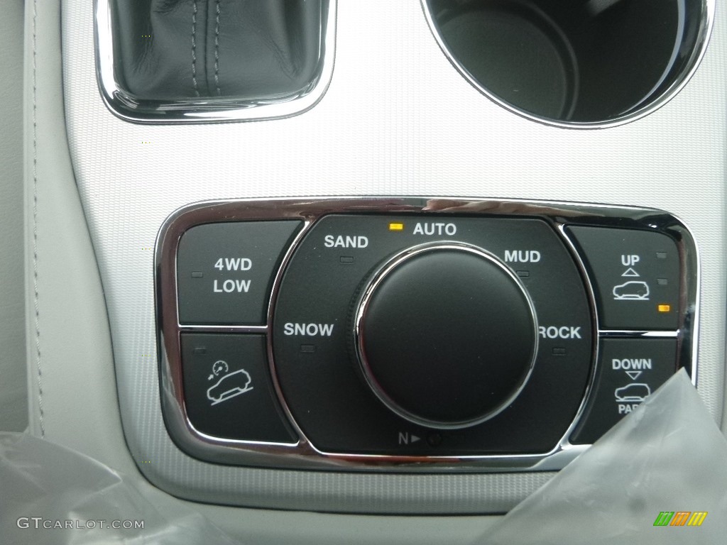 2019 Jeep Grand Cherokee Summit 4x4 Controls Photos