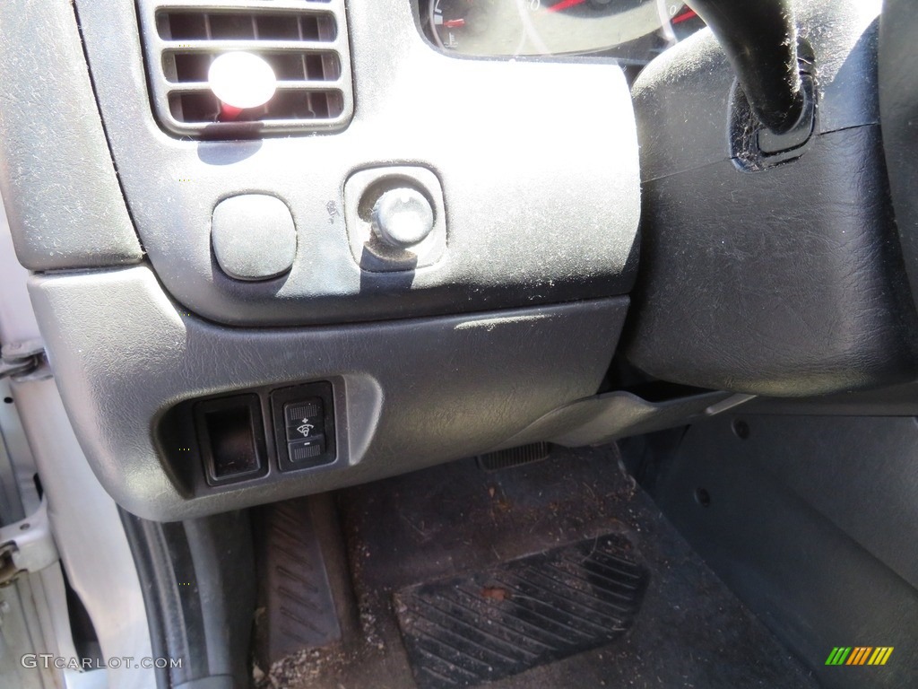 2005 Tribute s - Platinum Metallic / Dark Flint Gray photo #17