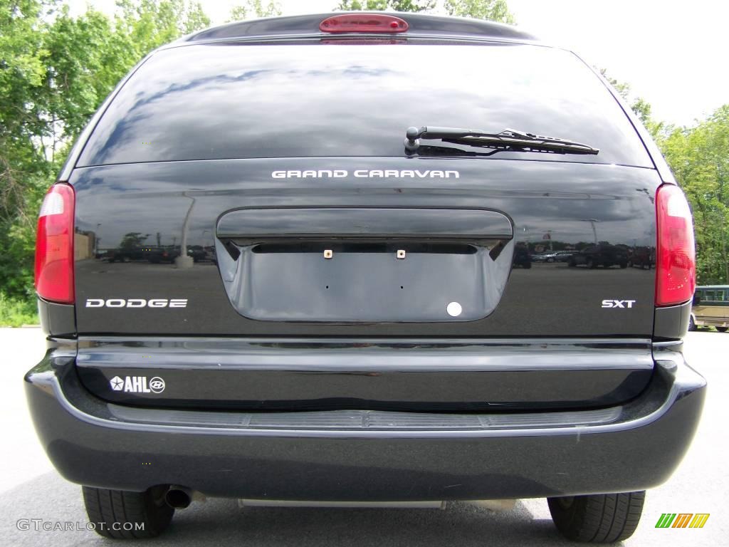 2005 Grand Caravan SXT - Brilliant Black Crystal Pearl / Medium Slate Gray photo #4