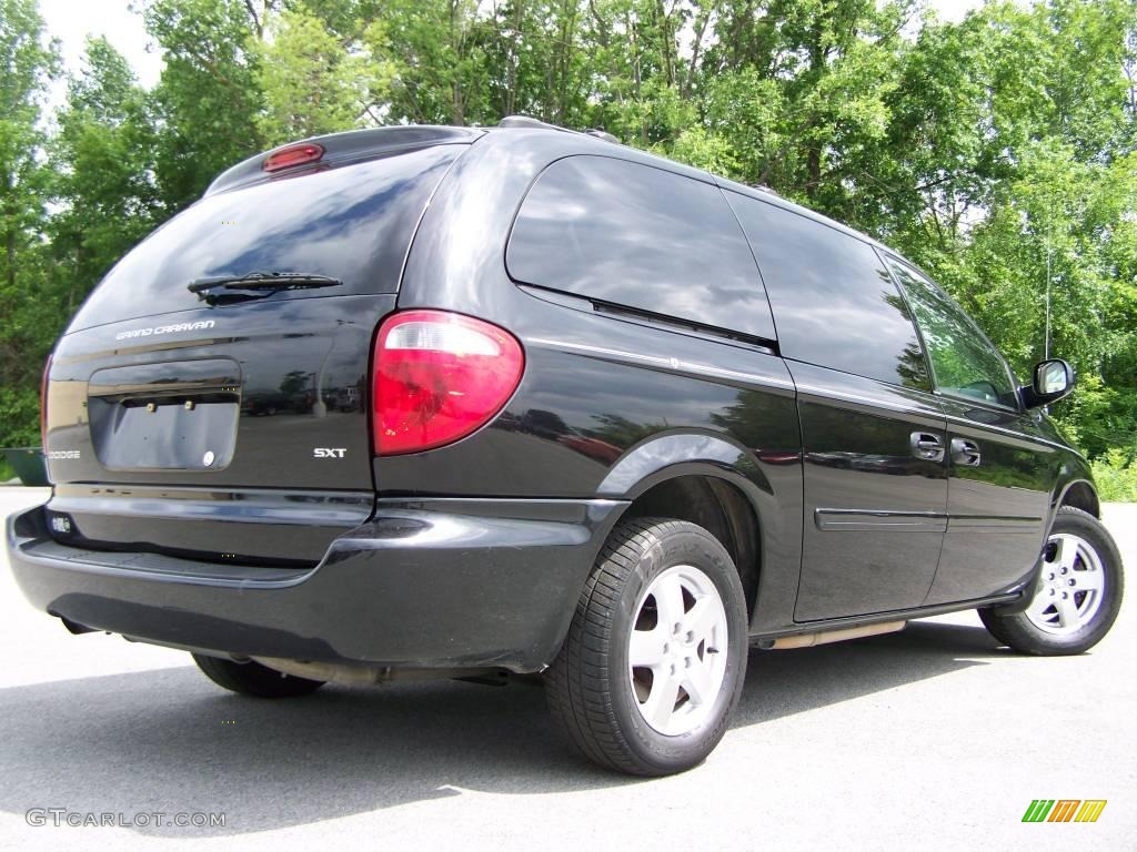 2005 Grand Caravan SXT - Brilliant Black Crystal Pearl / Medium Slate Gray photo #5
