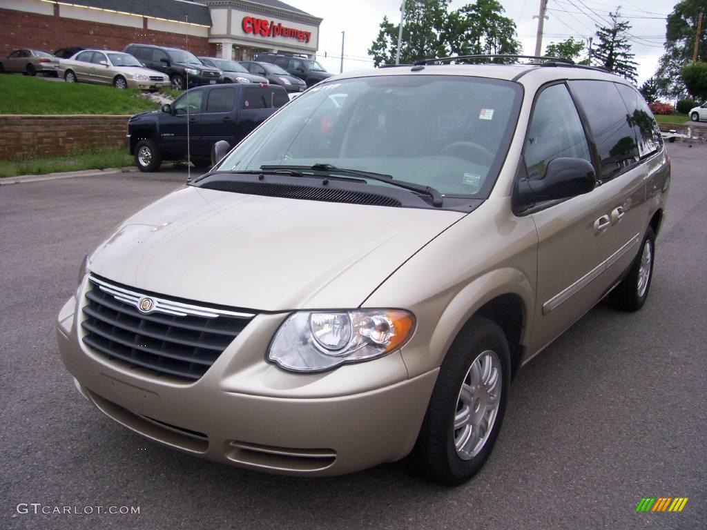 2007 Town & Country Touring - Linen Gold Metallic / Dark Khaki/Light Graystone photo #1