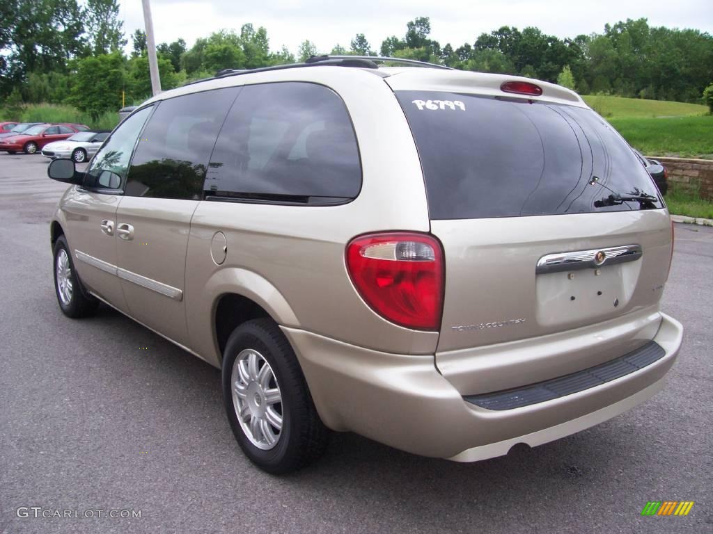 2007 Town & Country Touring - Linen Gold Metallic / Dark Khaki/Light Graystone photo #8