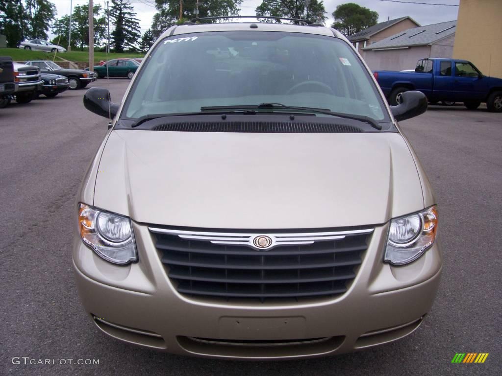 2007 Town & Country Touring - Linen Gold Metallic / Dark Khaki/Light Graystone photo #13