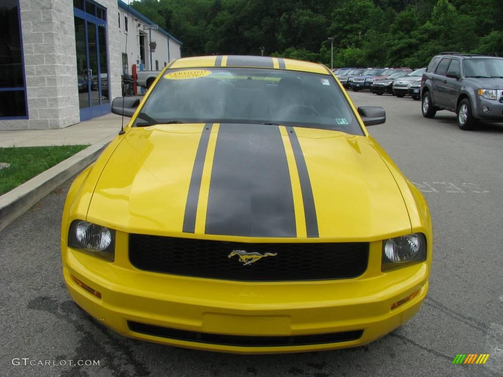 2005 Mustang V6 Premium Coupe - Screaming Yellow / Dark Charcoal photo #4