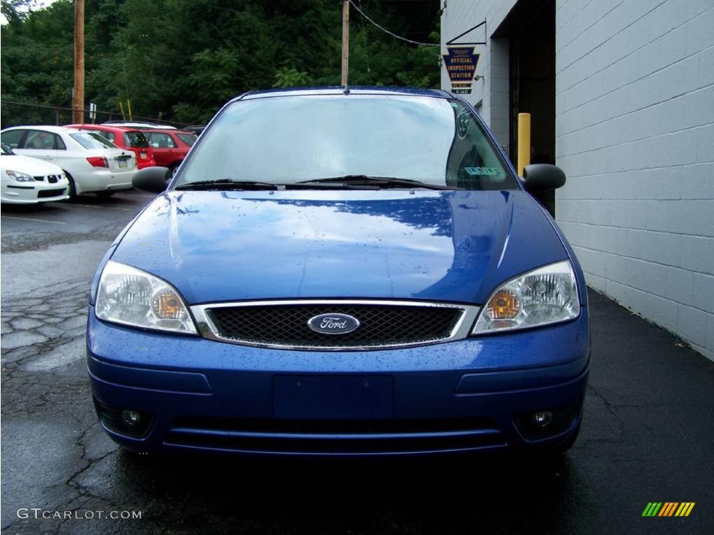 2005 Focus ZX4 SES Sedan - French Blue Metallic / Dark Flint/Light Flint photo #2