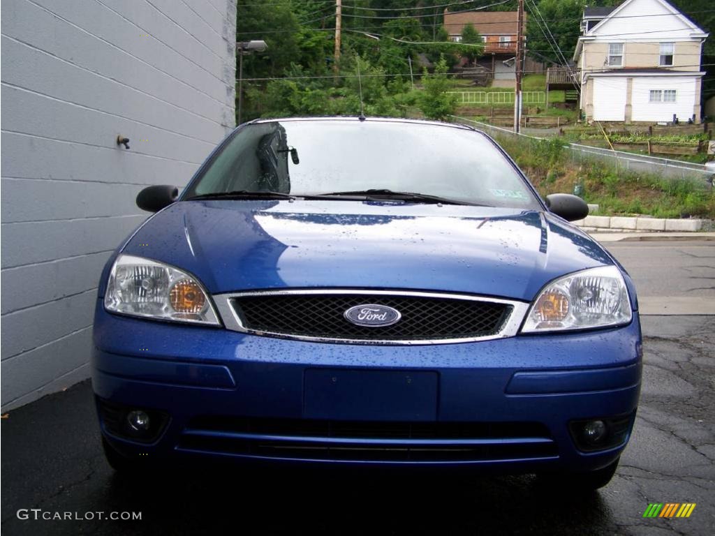 2005 Focus ZX4 SES Sedan - French Blue Metallic / Dark Flint/Light Flint photo #4