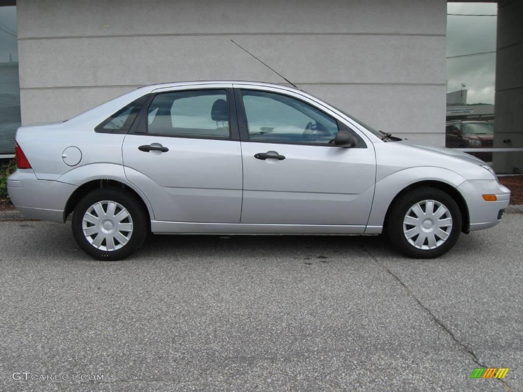 2005 Focus ZX4 S Sedan - CD Silver Metallic / Dark Flint/Light Flint photo #2