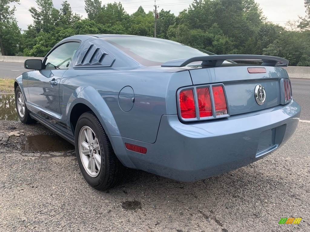 2005 Mustang V6 Deluxe Coupe - Windveil Blue Metallic / Dark Charcoal photo #4