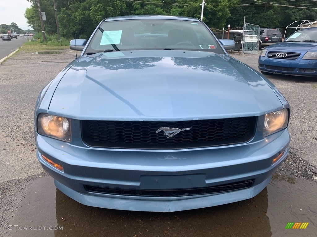 2005 Mustang V6 Deluxe Coupe - Windveil Blue Metallic / Dark Charcoal photo #6