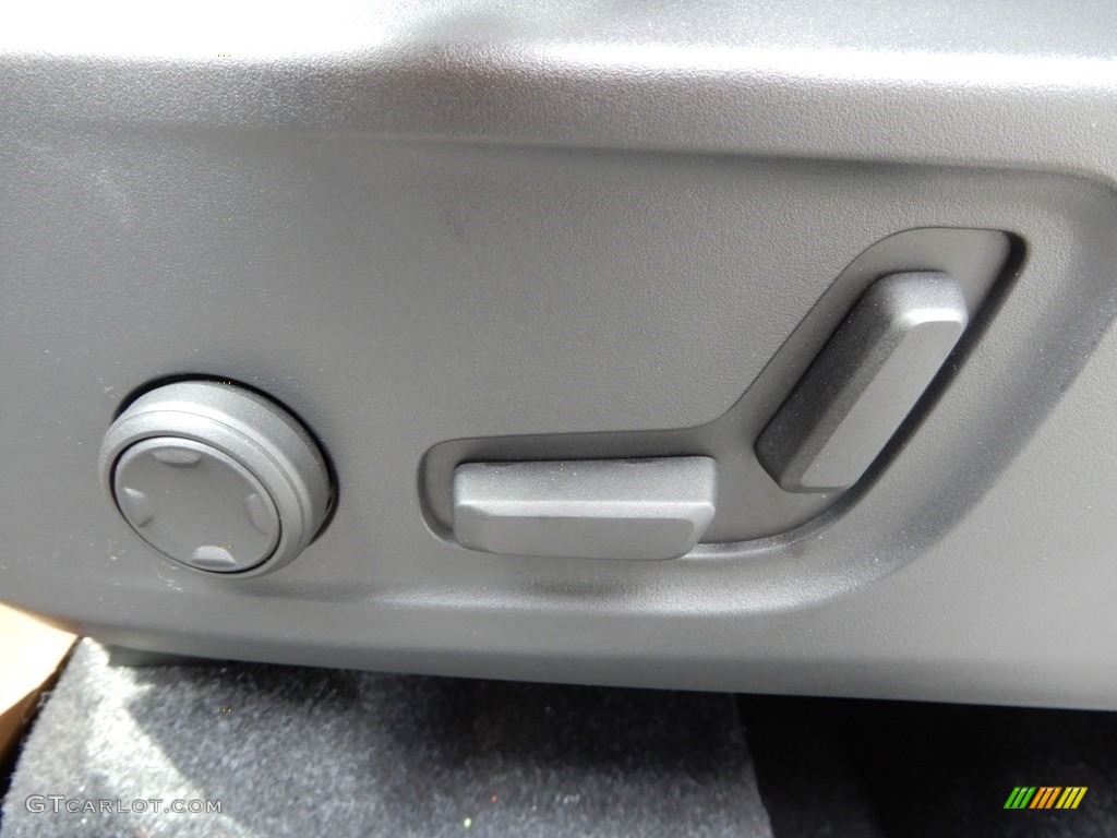 2020 Volvo XC40 T5 Momentum AWD Controls Photo #133923450