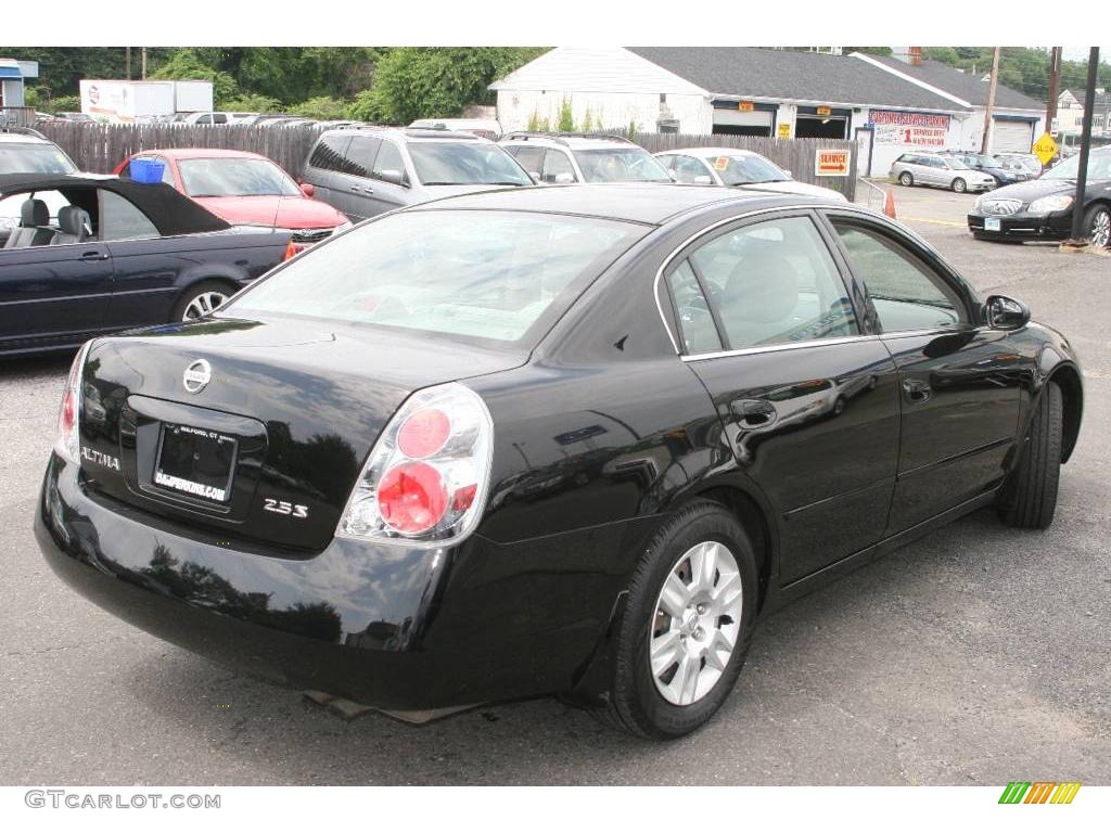 2005 Altima 2.5 S - Super Black / Charcoal photo #5