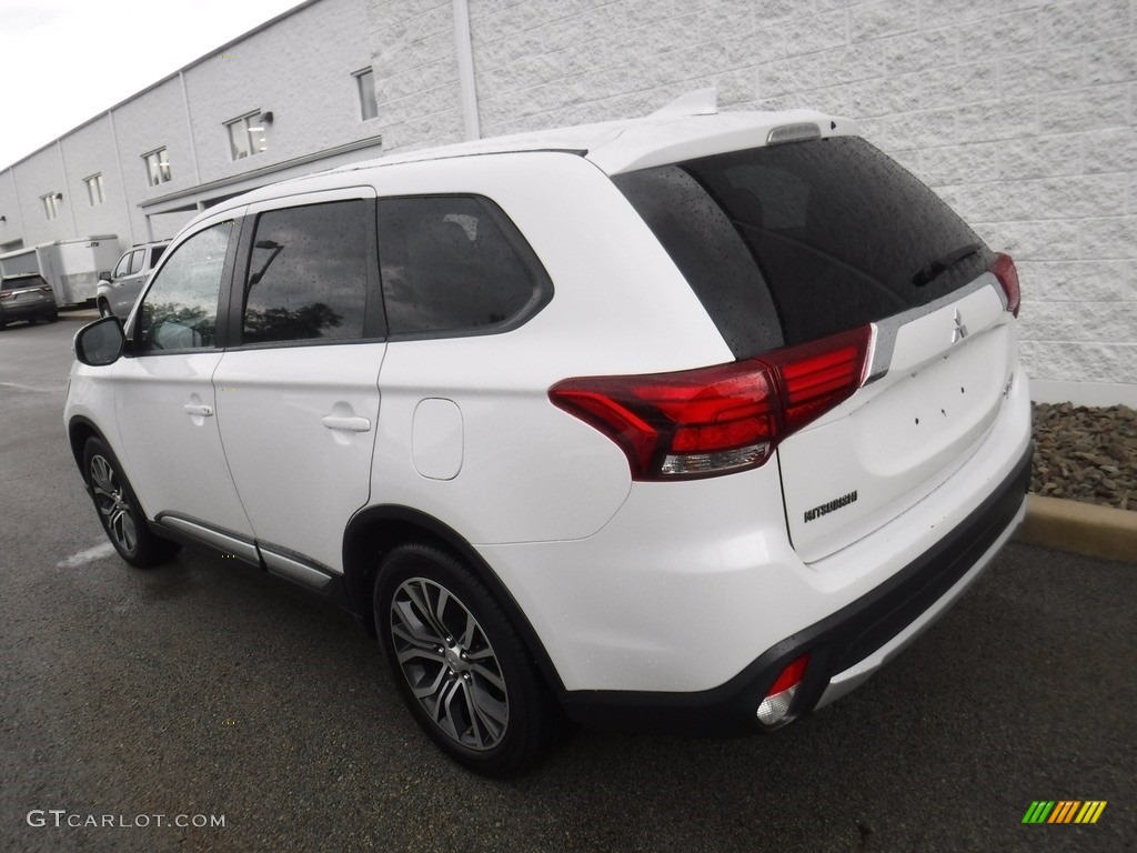 2018 Outlander SE S-AWC - Diamond White Pearl / Black photo #9