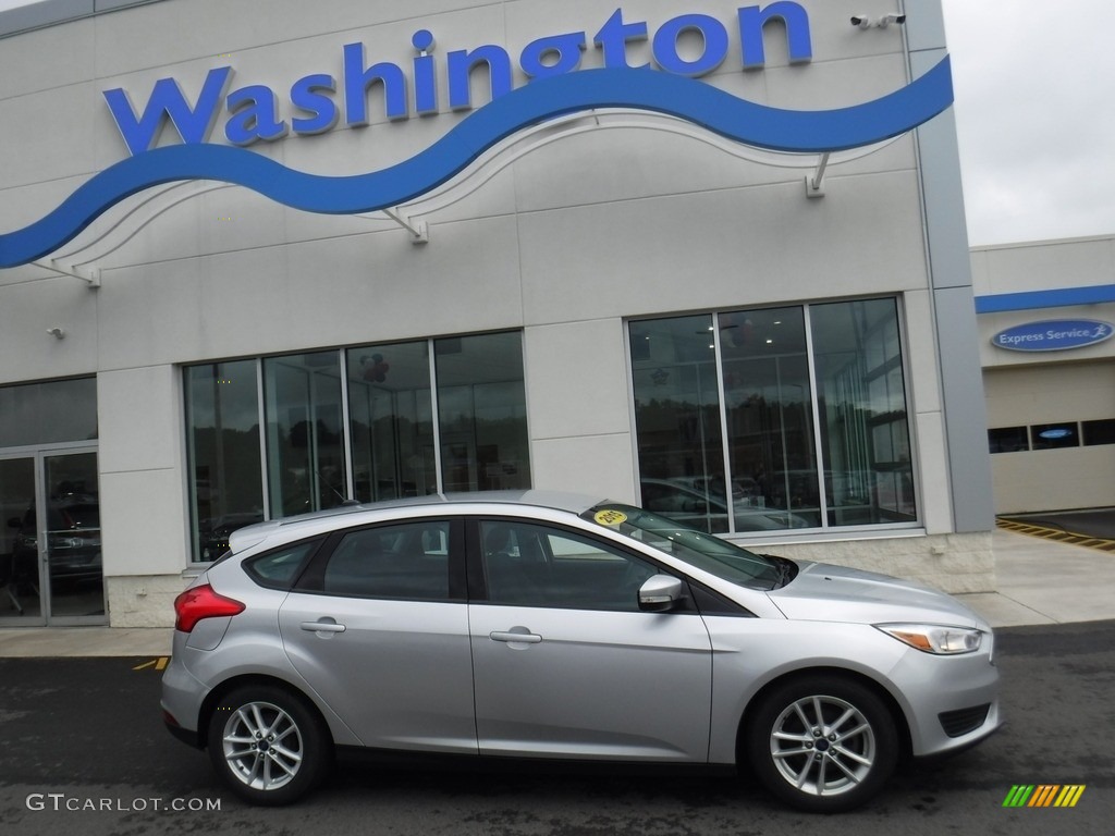 2015 Focus SE Hatchback - Ingot Silver Metallic / Charcoal Black photo #2